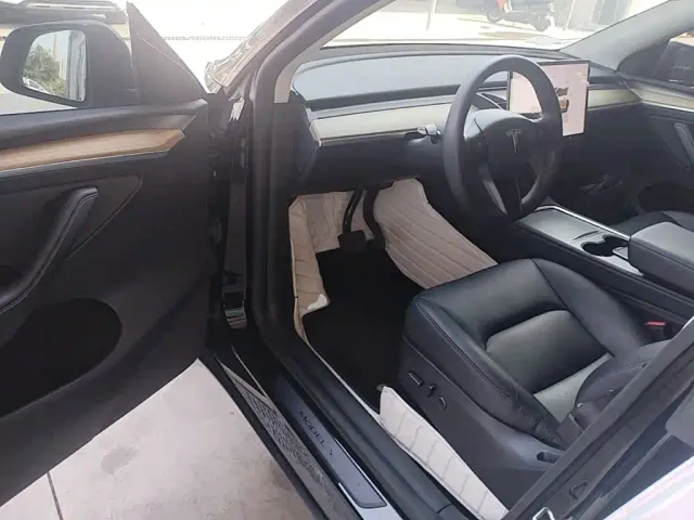 Tesla Model Y — Фото автомобиля 15