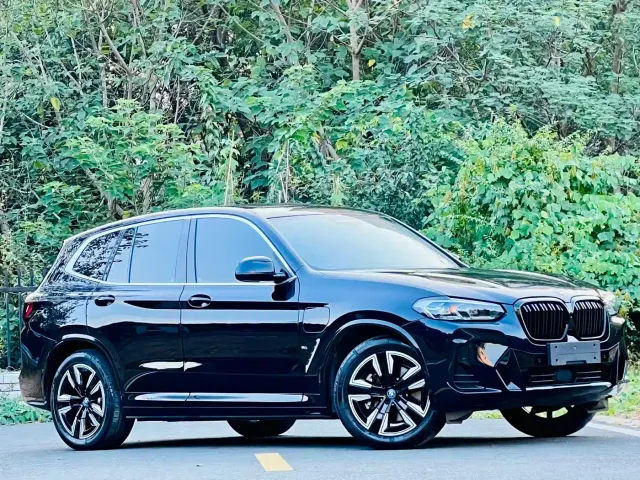 BMW iX3 — Фото автомобиля 2