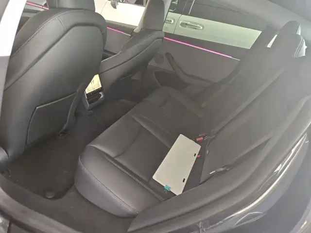 Tesla Model 3 — Фото автомобиля 16