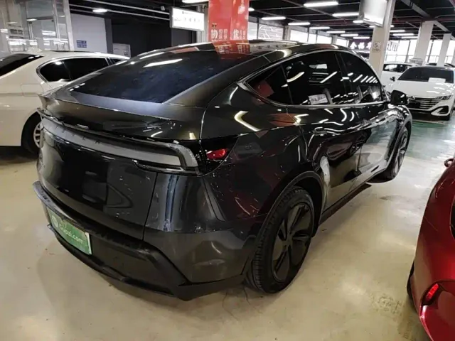 Tesla Model Y — Фото автомобиля 6