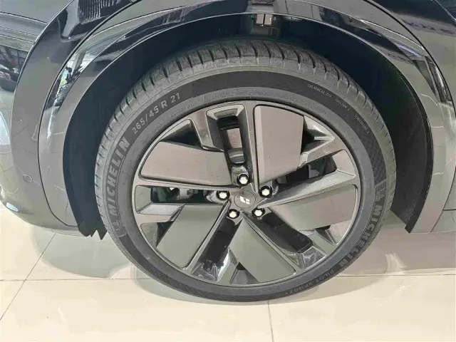 Li Auto L7 — Фото автомобиля 4