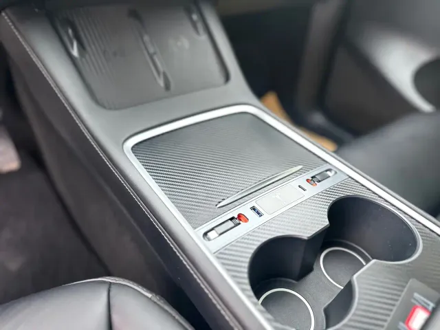 Tesla Model Y — Фото автомобиля 8