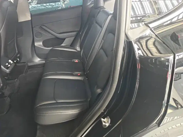 Tesla Model Y — Фото автомобиля 16
