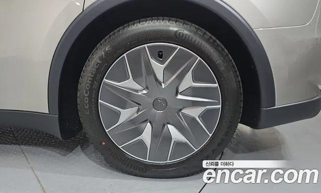Tesla Model Y — Фото автомобиля 6