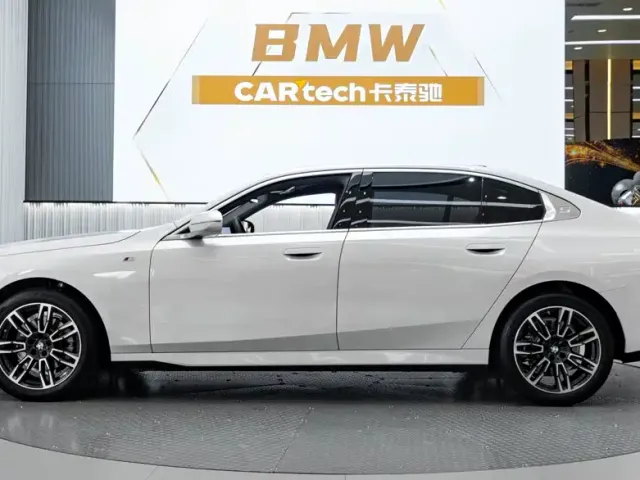 BMW 5 Series — Фото автомобиля 3