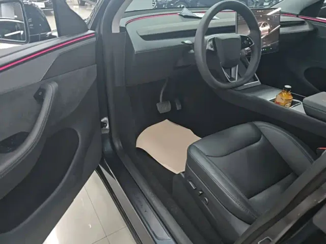 Tesla Model Y — Фото автомобиля 14