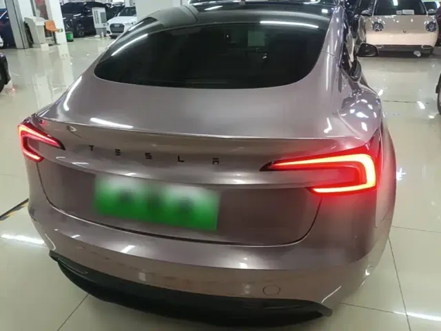 Tesla Model 3 — Фото автомобиля 5