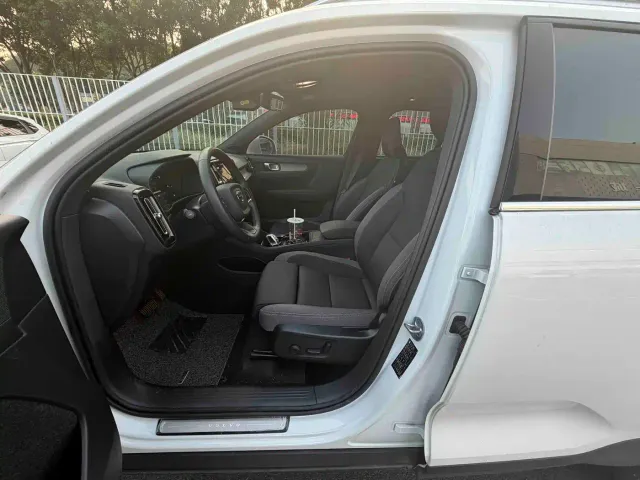 Volvo XC40 — Фото автомобиля 4