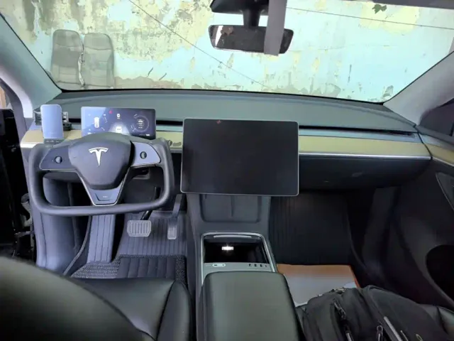 Tesla Model Y — Фото автомобиля 9