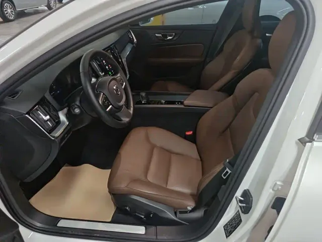 Volvo S60 — Фото автомобиля 14