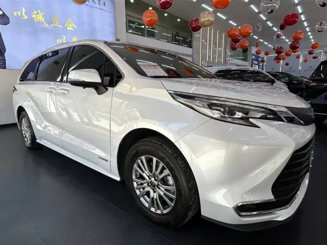 Toyota Toyota Sienna 2023 2.5L Hybrid Comfort Edition — Фото автомобиля 3