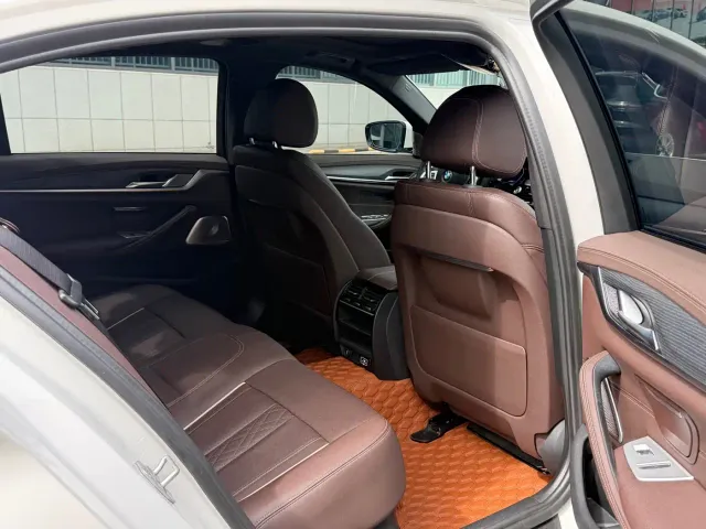 BMW 5 Series — Фото автомобиля 12