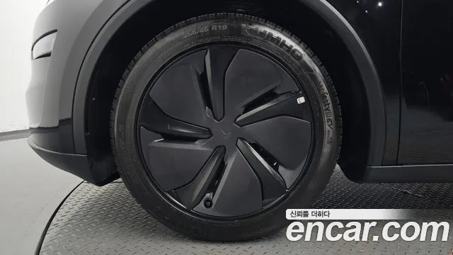 Tesla Model Y — Фото автомобиля 5