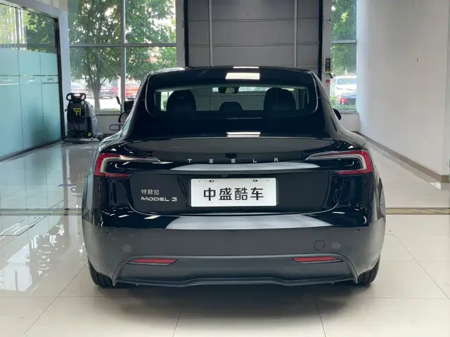 Tesla Model 3 — Фото автомобиля 23
