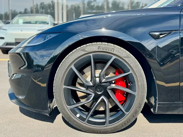 Tesla Model 3 — Фото автомобиля 8