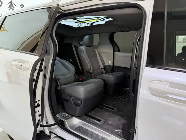 Toyota Sienna — Фото автомобиля 11