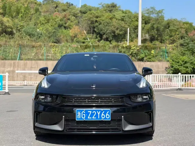 Lynk & Co 03 — Фото автомобиля 2