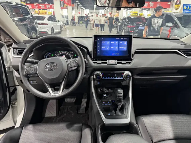 Toyota RAV4 — Фото автомобиля 7