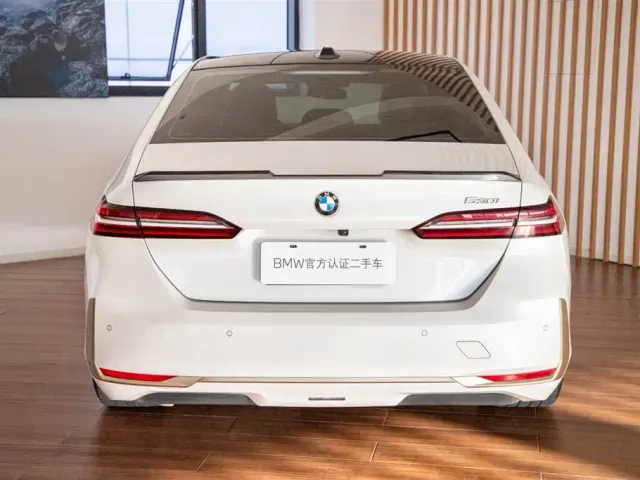 BMW 5 Series — Фото автомобиля 9