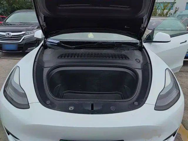 Tesla Model Y — Фото автомобиля 19
