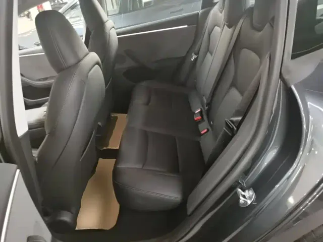 Tesla Model 3 — Фото автомобиля 16
