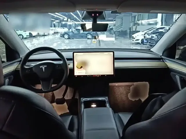 Tesla Model Y — Фото автомобиля 9