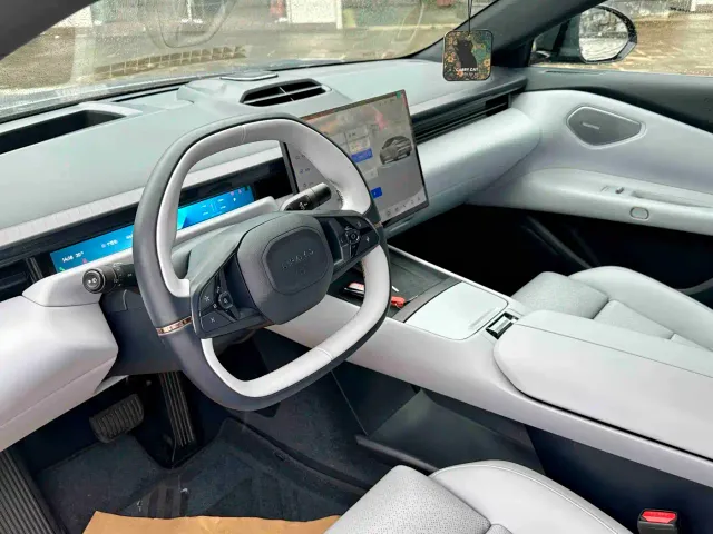 Lynk & Co Z10 — Фото автомобиля 8