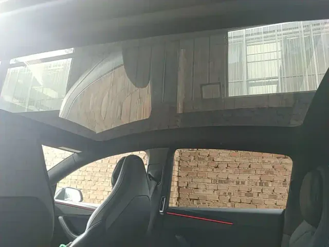 Tesla Model Y L — Фото автомобиля 17