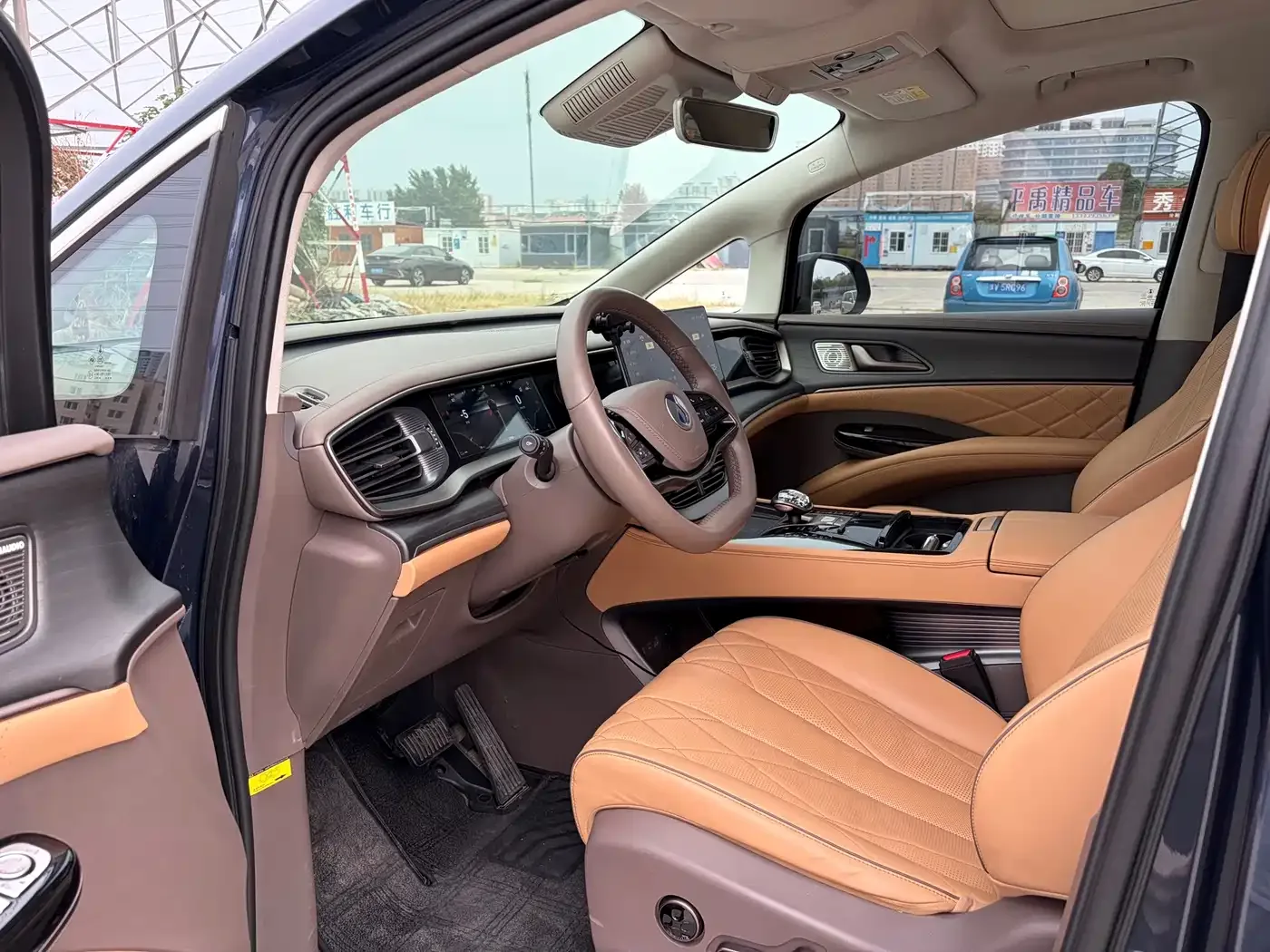 Denza Denza D9 2022 DM-i 970 AWD Flagship — Фото автомобиля 4