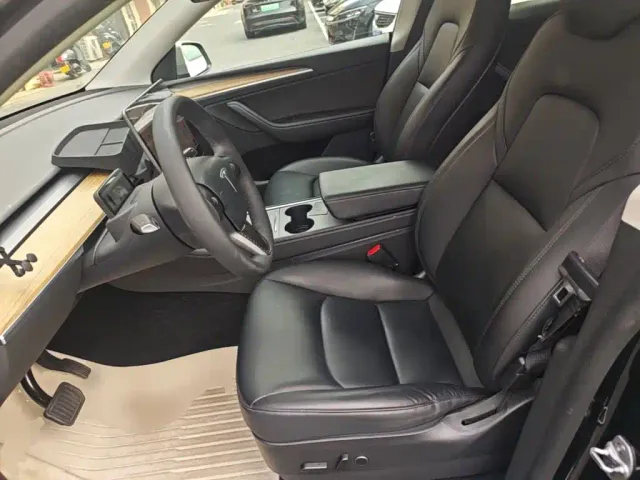 Tesla Model Y — Фото автомобиля 14
