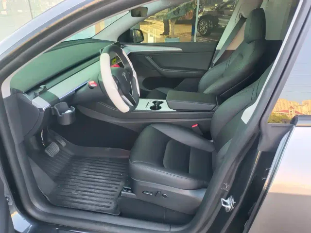 Tesla Model Y — Фото автомобиля 4