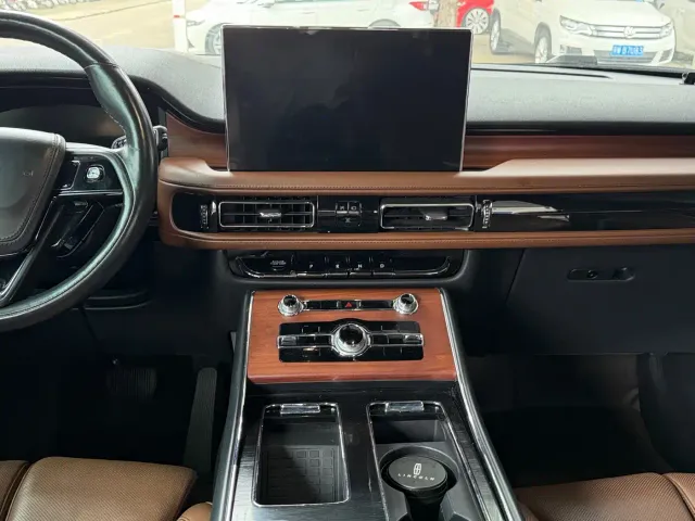 Lincoln Aviator — Фото автомобиля 10