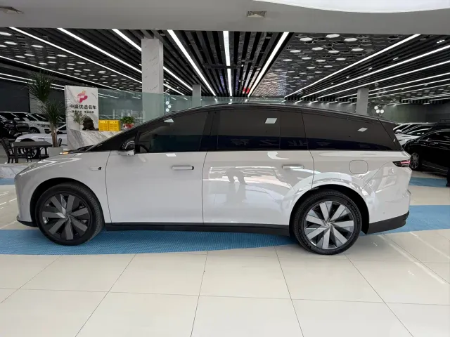 Li Auto i8 — Фото автомобиля 4