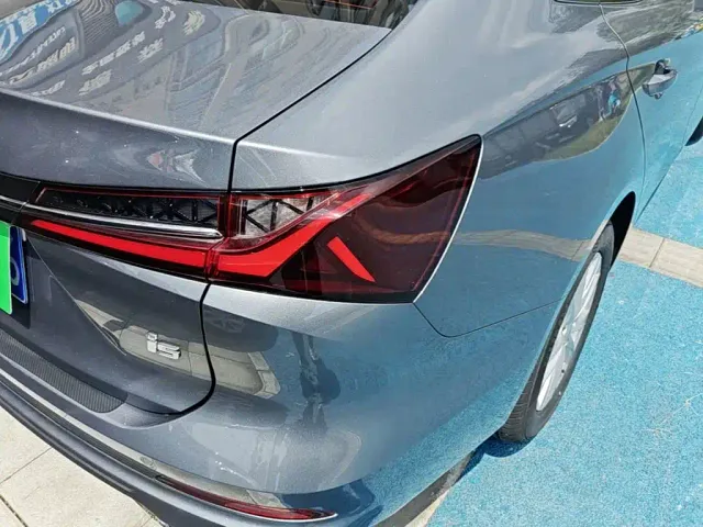 Roewe i5 — Фото автомобиля 7