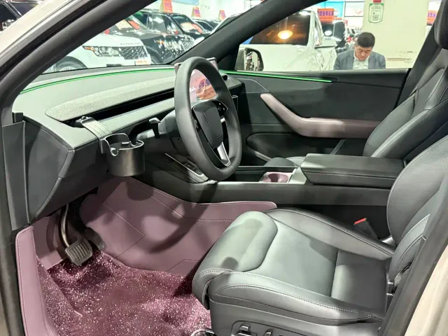 Tesla Model Y L — Фото автомобиля 4