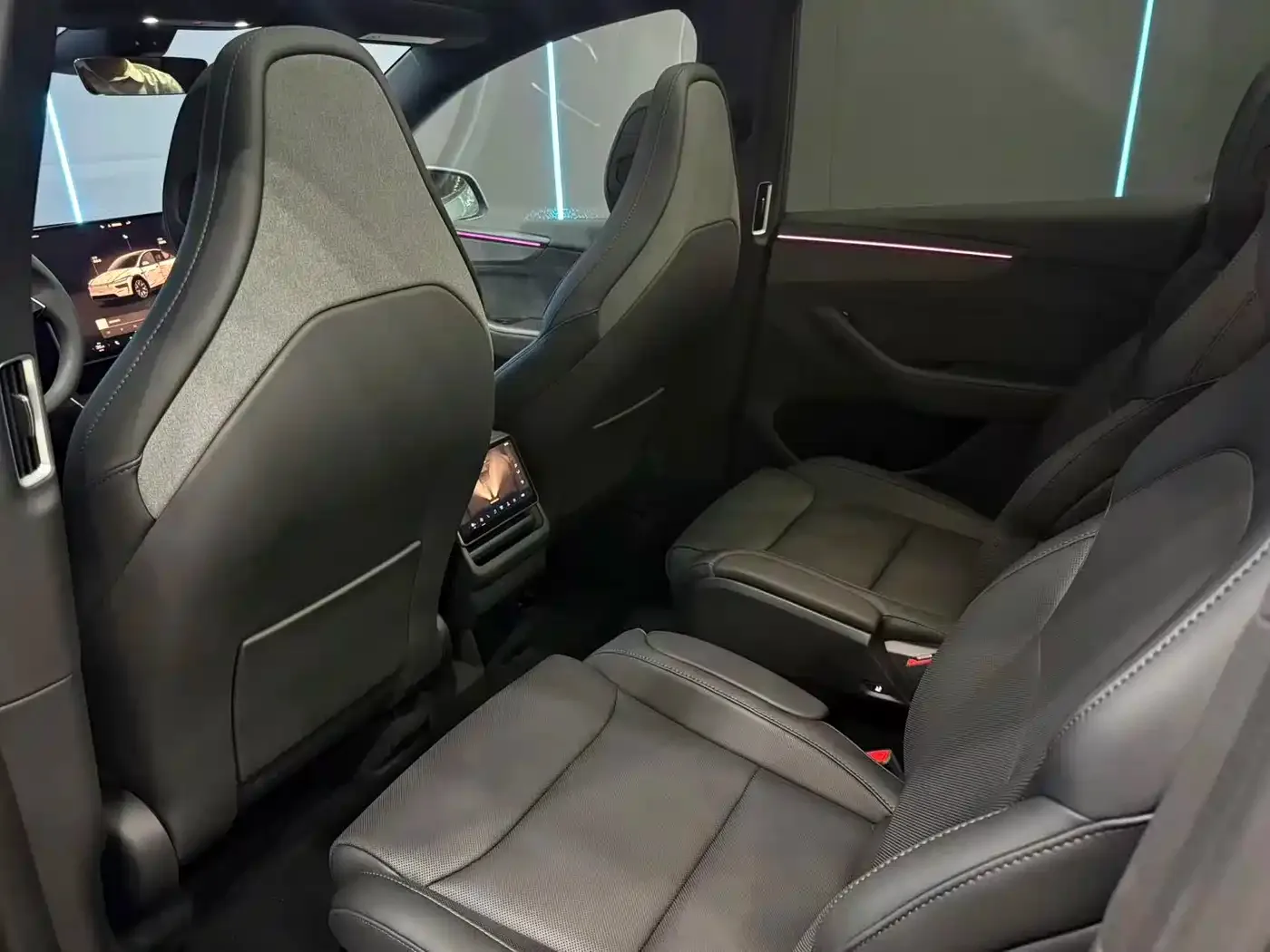 Tesla Model Y L 2025 Facelift Long Range AWD — Фото автомобиля 9