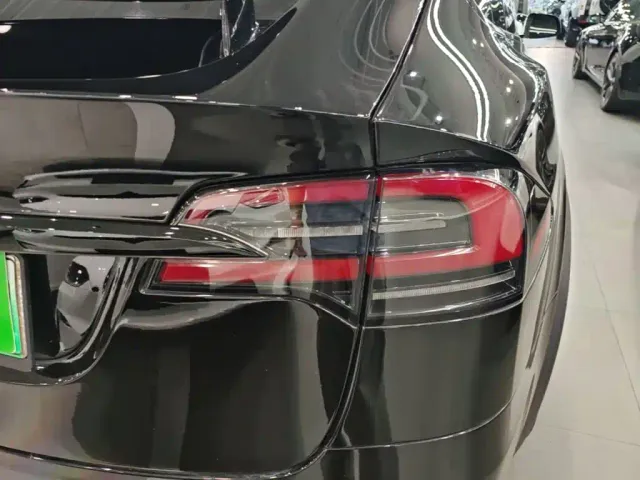 Tesla Model X — Фото автомобиля 23