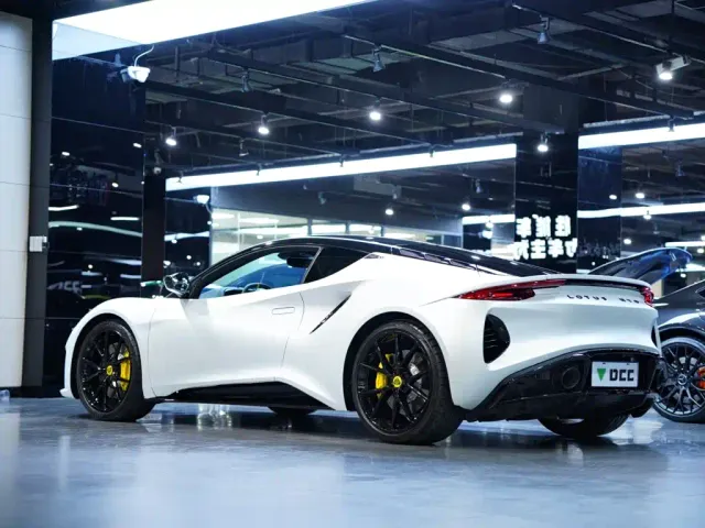 Lotus Emira — Фото автомобиля 8
