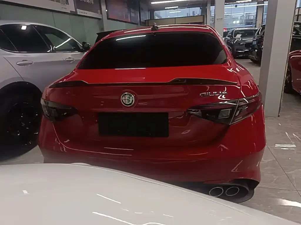 Alfa Romeo Giulia 2023 2.9T V6 520HP Quadrifoglio Edition — Фото автомобиля 5