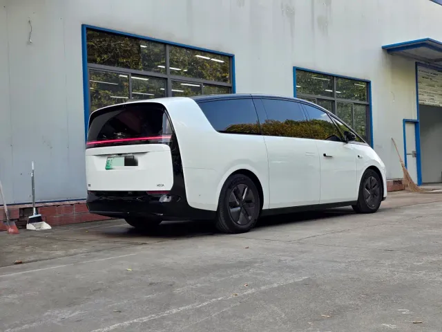 Li Auto MEGA — Фото автомобиля 3