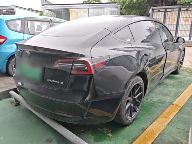 Tesla Model 3 — Фото автомобиля 4