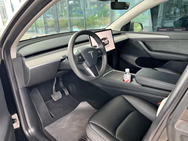 Tesla Model Y — Фото автомобиля 5