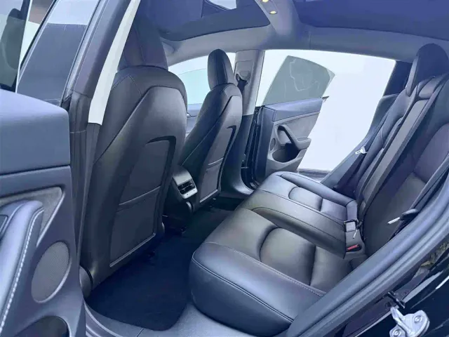 Tesla Model 3 — Фото автомобиля 13