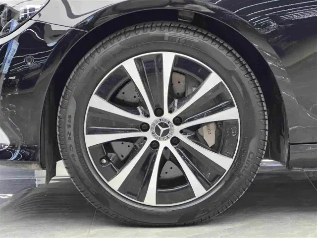 Mercedes-Benz E-Class — Фото автомобиля 4