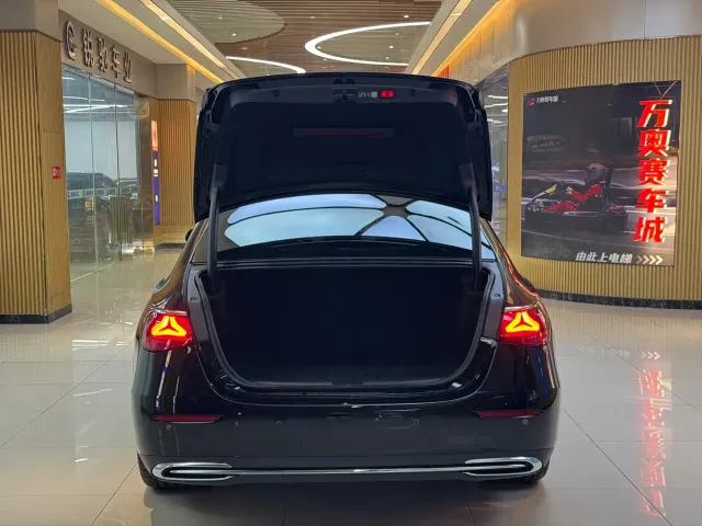 Mercedes-Benz E-Class — Фото автомобиля 20