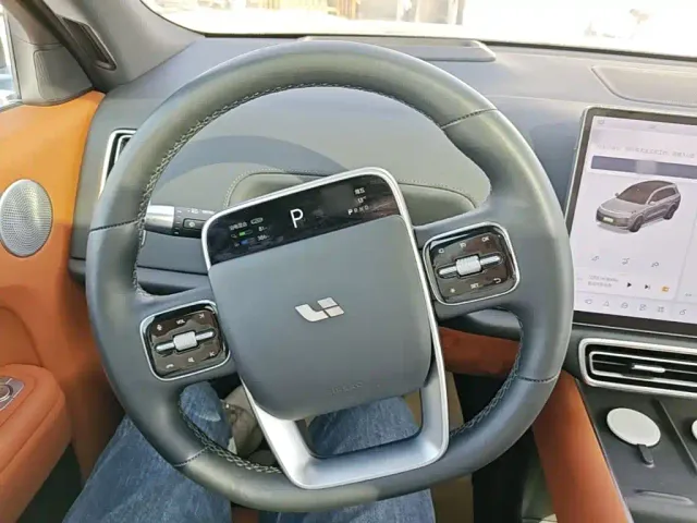 Li Auto L8 — Фото автомобиля 10