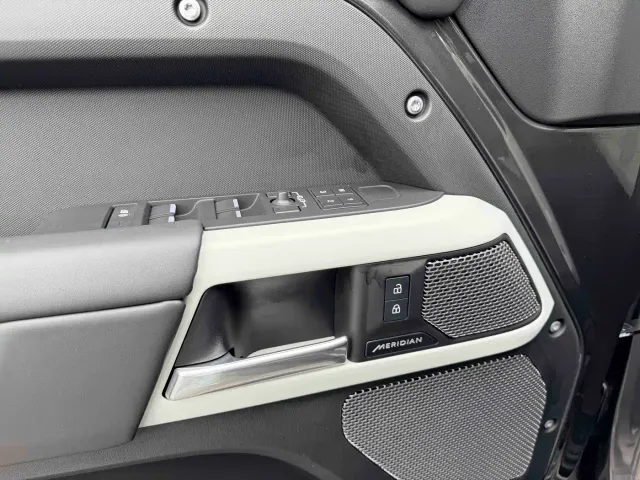 Land Rover Defender — Фото автомобиля 6