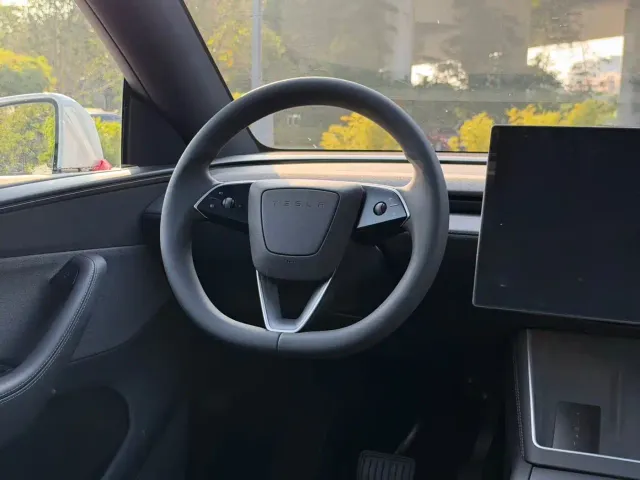 Tesla Model Y — Фото автомобиля 12