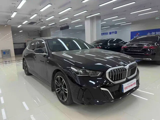 BMW 5 Series — Фото автомобиля 3