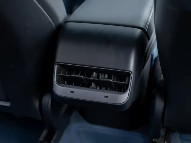 Tesla Model Y — Фото автомобиля 18